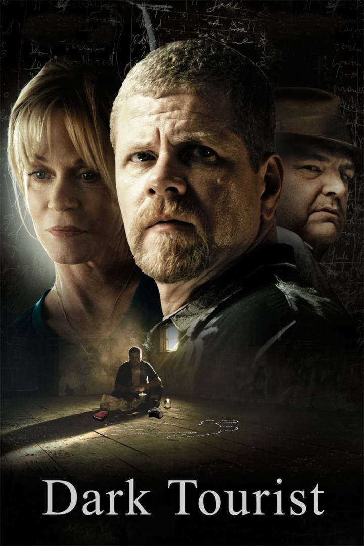 Das Filmplakat für „Dark Tourist“ zeigt drei Schauspieler und eine Tatortszene.