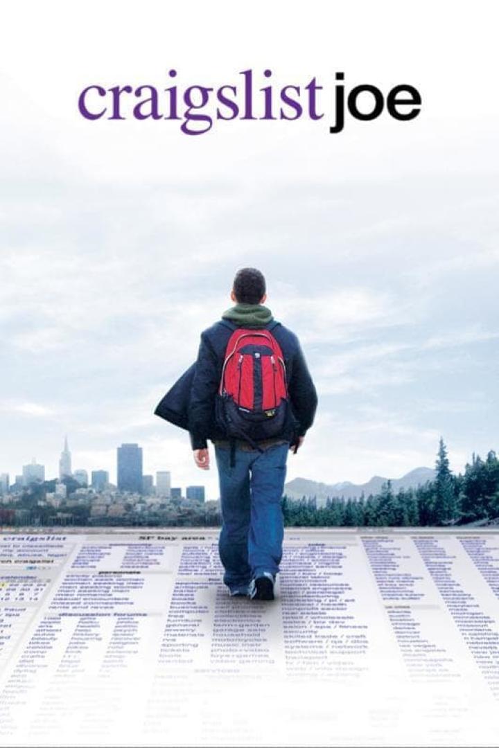 Ein Mann mit Rucksack geht auf einer Craigslist-Seite in Richtung der Skyline von San Francisco.