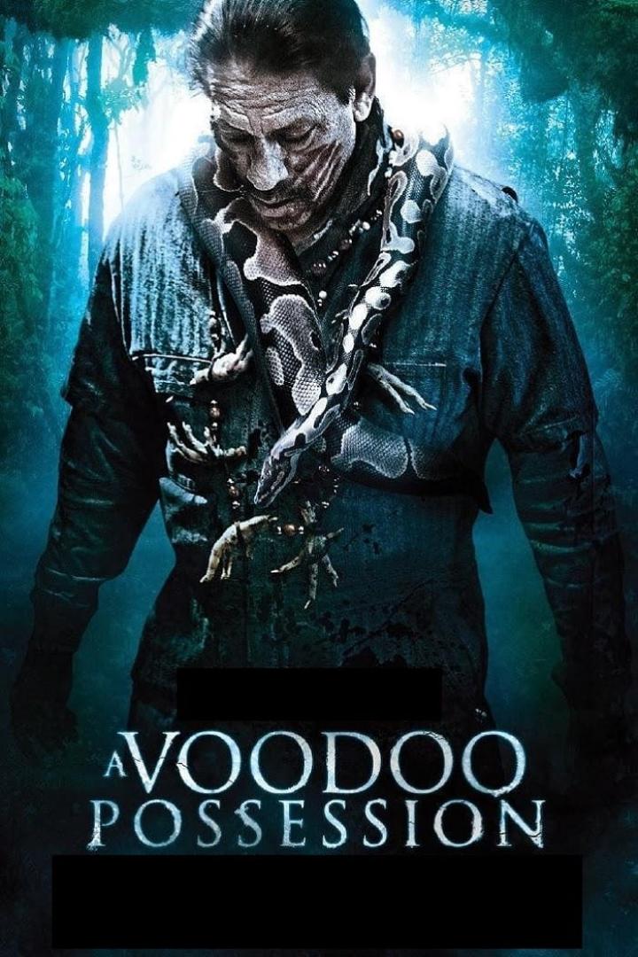 Ein Mann mit Gesichtsbemalung und einer Schlange um den Hals, möglicherweise eine Filmszene.
