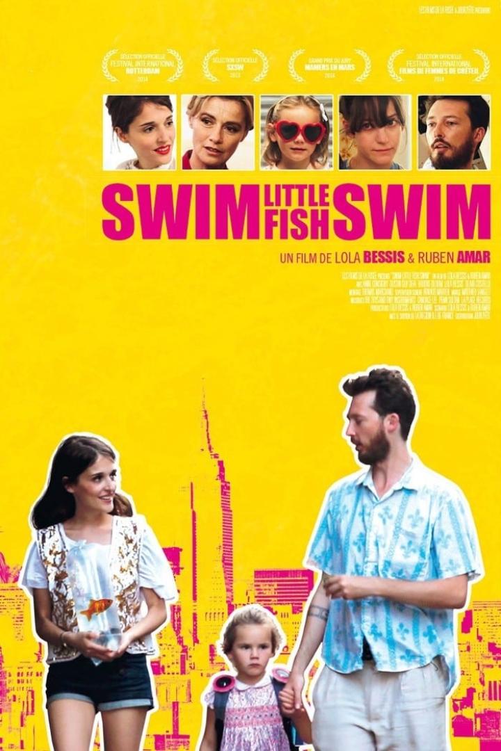 Das Filmplakat für „Swim Little Fish Swim“ zeigt eine Familie vor einer gelben Stadtkulisse.