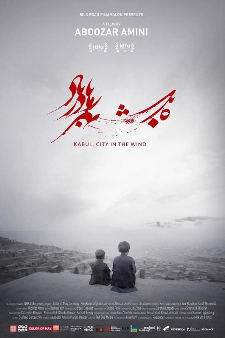 Filmplakat für „Kabul, City in the Wind“ von Aboozar Amini mit zwei Kindern im Vordergrund.