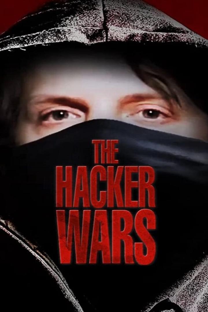 Das Filmplakat für „The Hacker Wars“ zeigt eine Person mit Kapuze, deren Gesicht teilweise verdeckt ist.