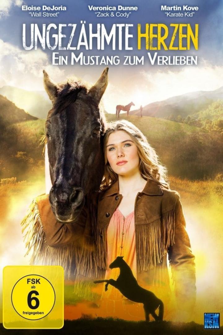 Das Filmplakat für „Ungezähmte Herzen“ zeigt eine Frau mit einem Mustang.