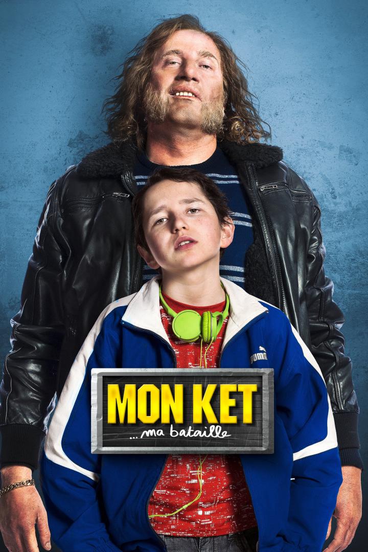 Das Filmplakat zu „Mon Ket“ zeigt einen Mann und einen Jungen vor blauem Hintergrund.
