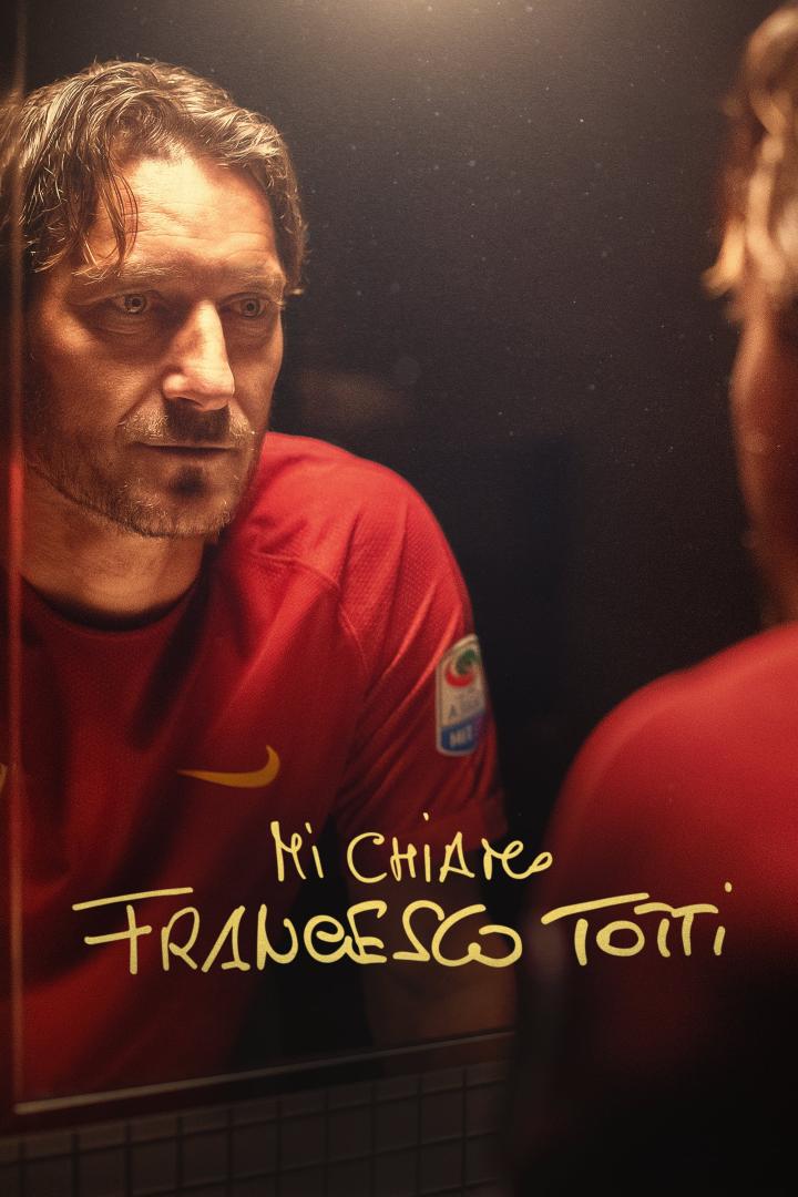 Francesco Totti blickt in den Spiegel.