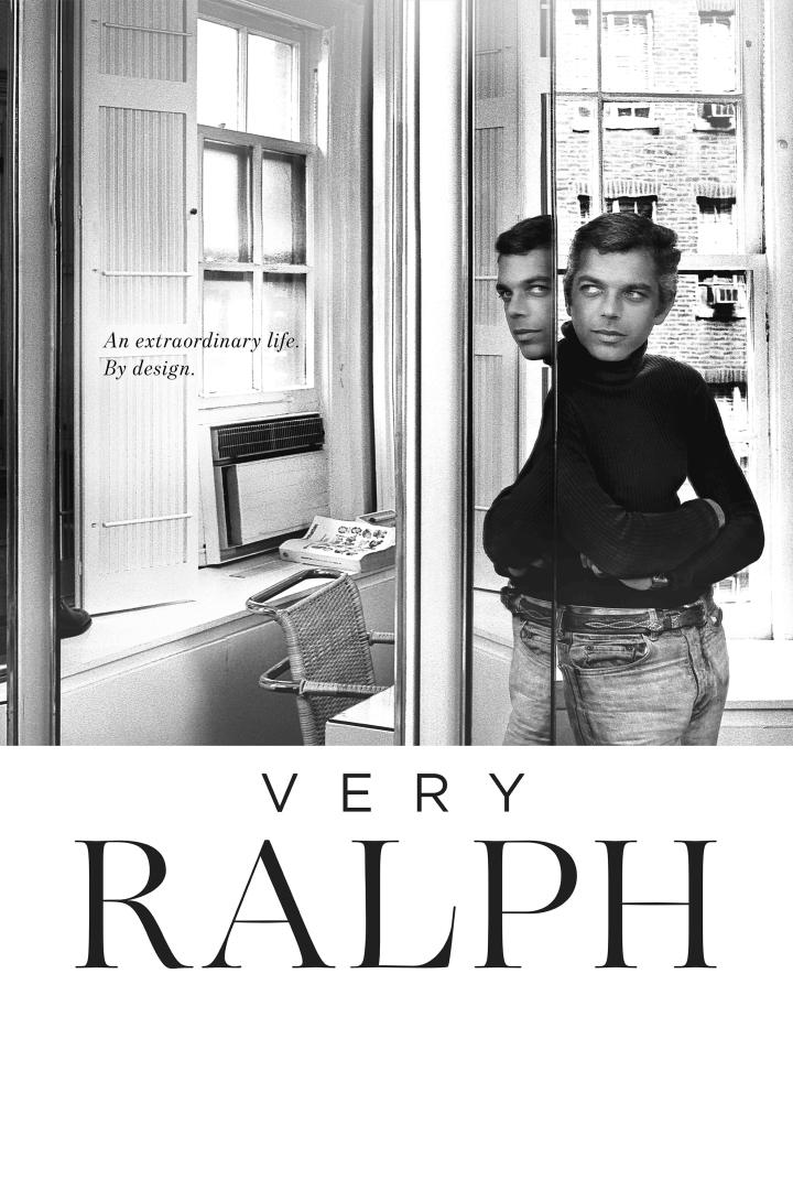 Ein Schwarzweißporträt von Ralph Lauren vor einem Spiegel in einem Raum.