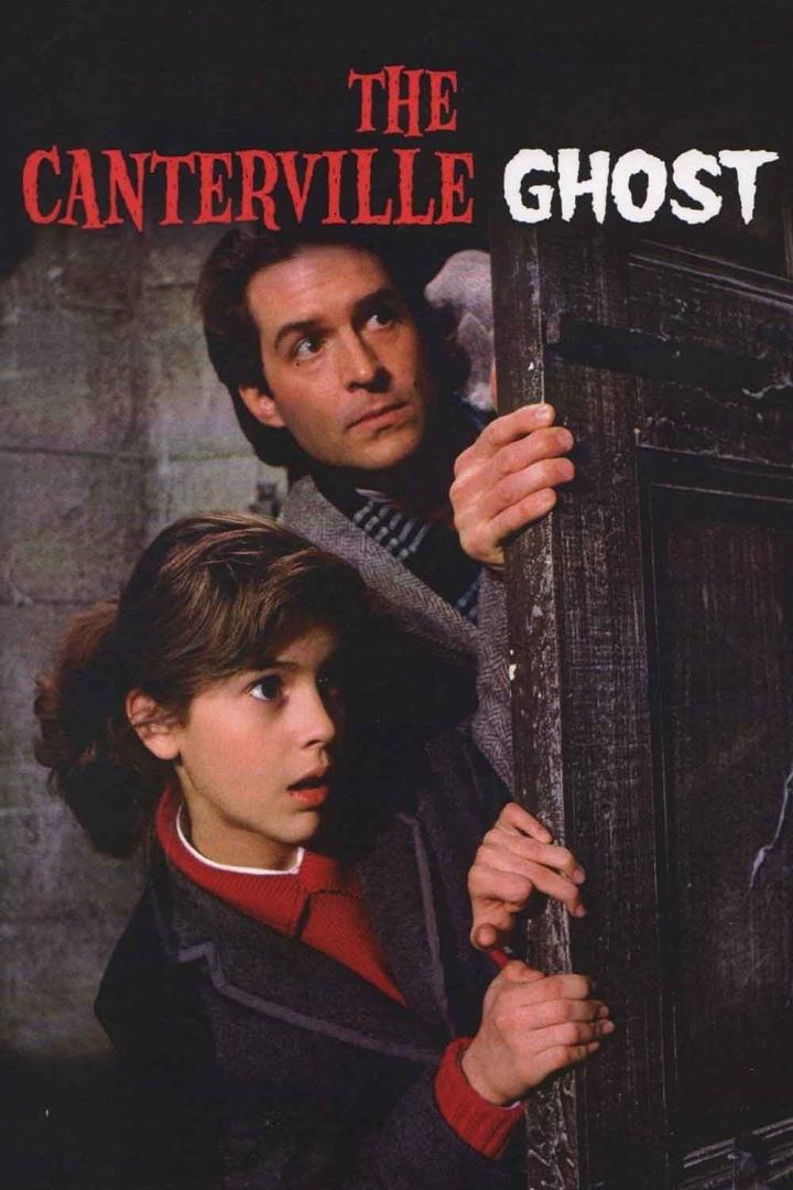 Ein Mann und ein Kind spähen hinter einer Tür im Filmplakat zu „The Canterville Ghost“.