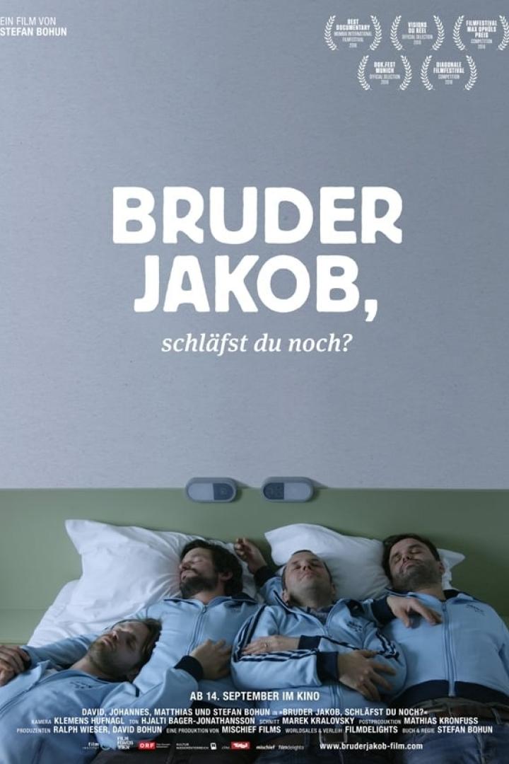 Das Filmplakat für „Bruder Jakob, schläfst du noch?“ zeigt vier schlafende Männer in Trainingsanzügen.