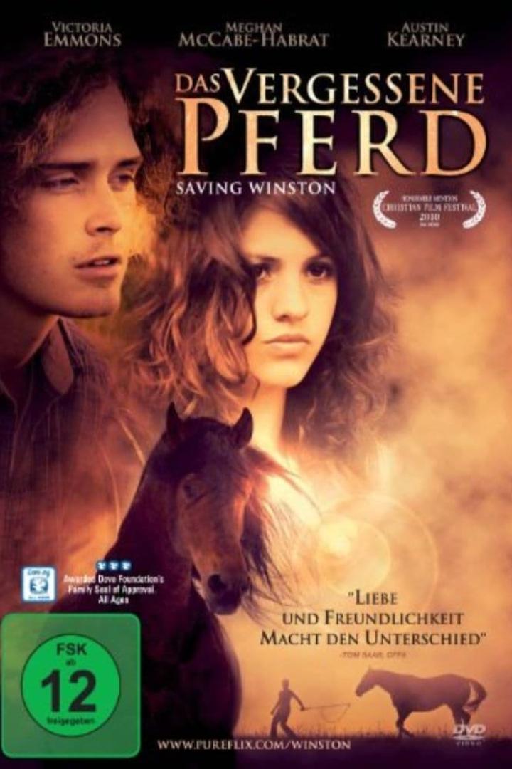 Das Filmplakat für „Das vergessene Pferd“ zeigt zwei junge Darsteller und ein Pferd.