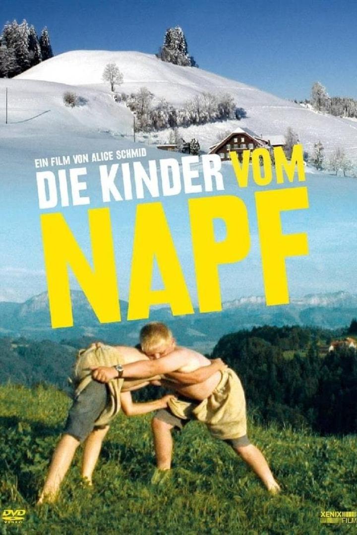 Das Filmplakat für „Die Kinder vom Napf“ zeigt zwei ringende Jungen vor einer Berglandschaft.