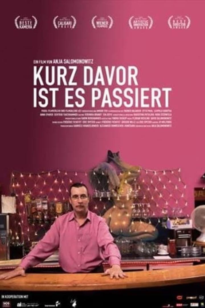 Das Filmplakat für „Kurz davor ist es passiert“ zeigt einen Mann an einer Bar.