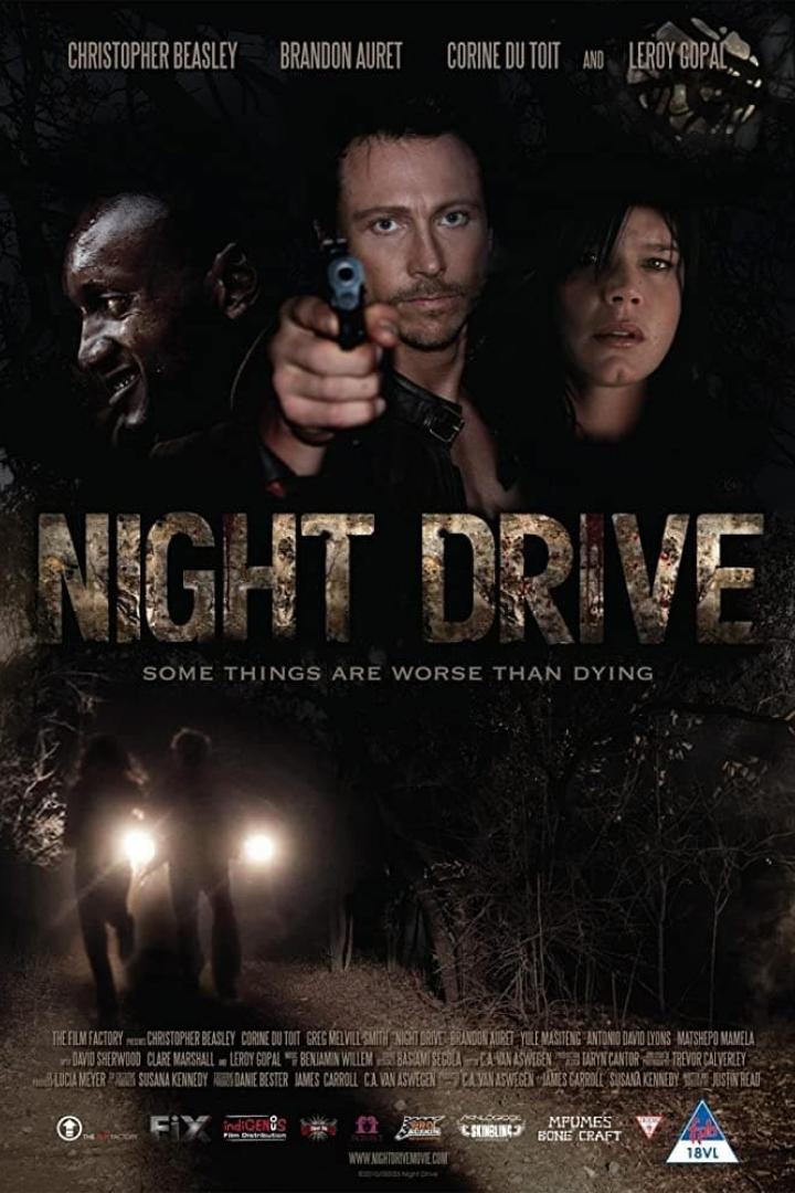 Das Filmplakat für „Night Drive“ zeigt drei Personen, von denen eine eine Waffe hält.