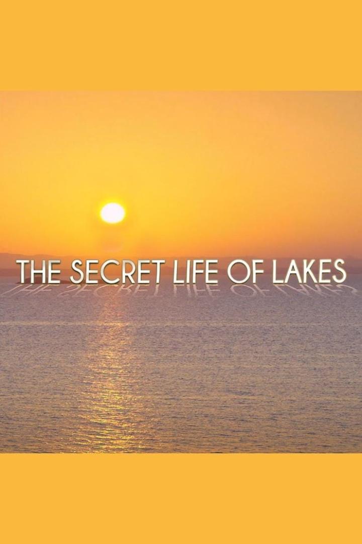 Sonnenuntergang über einem See mit dem Titel „The Secret Life of Lakes“ im Vordergrund.