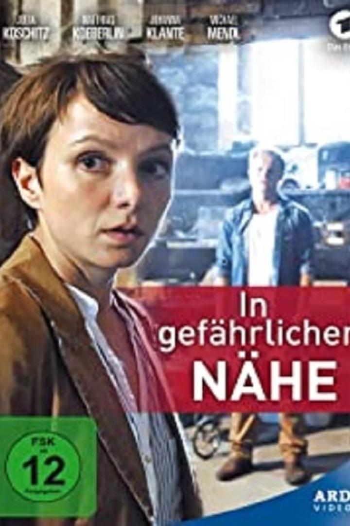 Das Cover des Films „In gefährlicher Nähe“ zeigt eine besorgt blickende Frau.