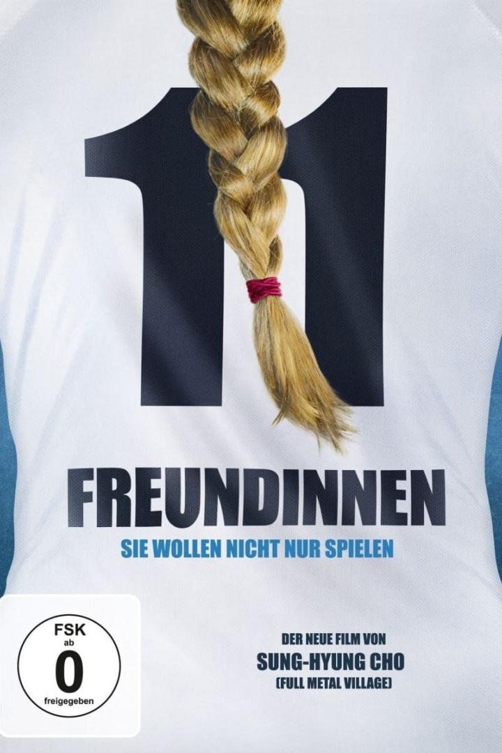Das Filmplakat für „Freundinnen – Sie wollen nicht nur spielen“ zeigt ein Fußballtrikot mit der Nummer 11 und einem Zopf.