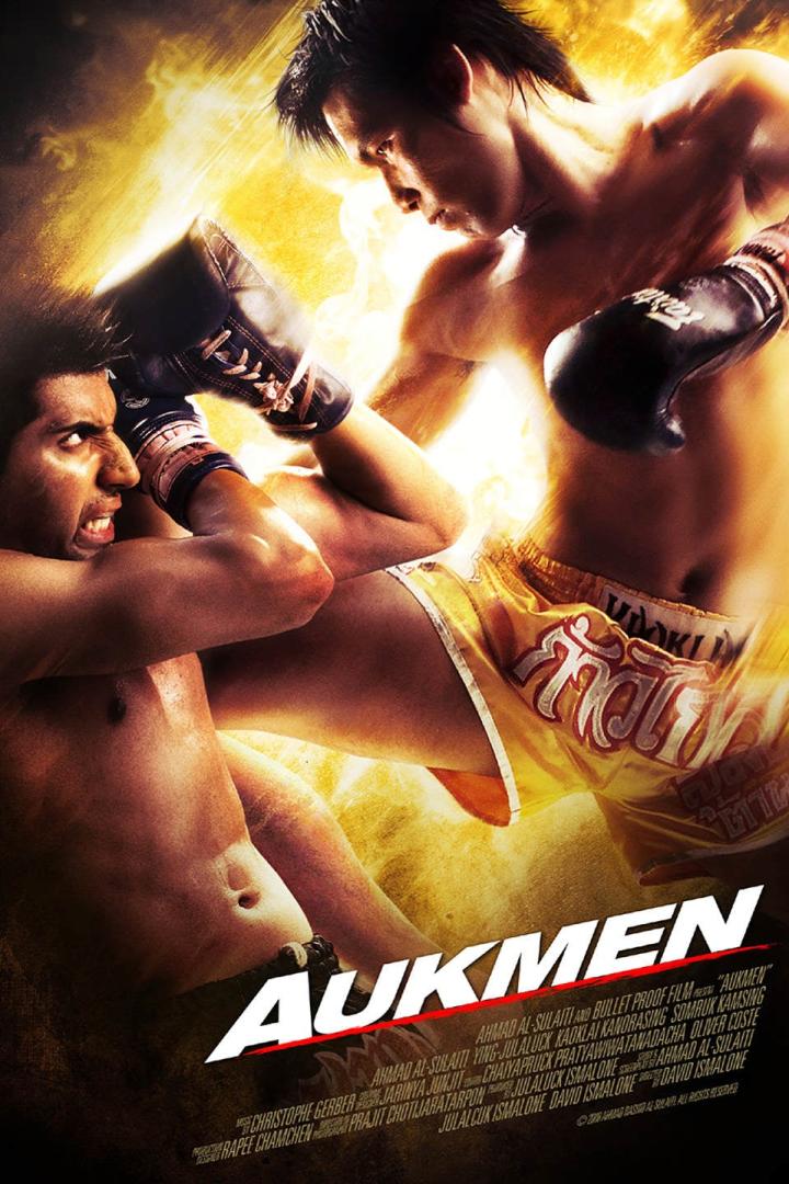 Ein Filmposter für „Aukmen“ zeigt zwei Männer beim Muay Thai Kampf.