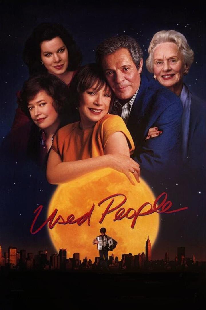 Das Filmplakat für „Used People“ zeigt Shirley MacLaine und andere Schauspieler vor einem Vollmond und einer Skyline.
