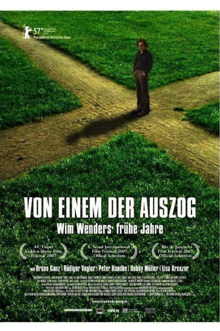 Ein Mann steht an einer Weggabelung auf dem Filmplakat zu „Von einem der auszog – Wim Wenders’ frühe Jahre“.
