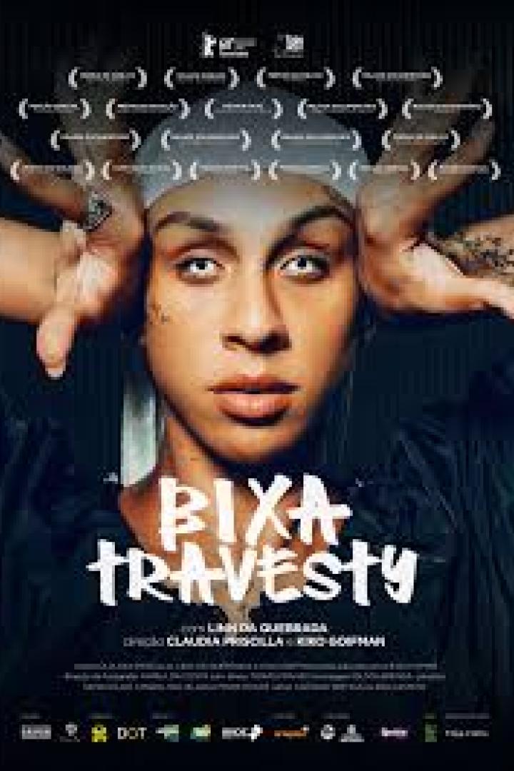 Ein Filmposter für „Bixa Travesty“ mit einer nicht-binären Person, die ihre Hände an ihren Kopf hält.