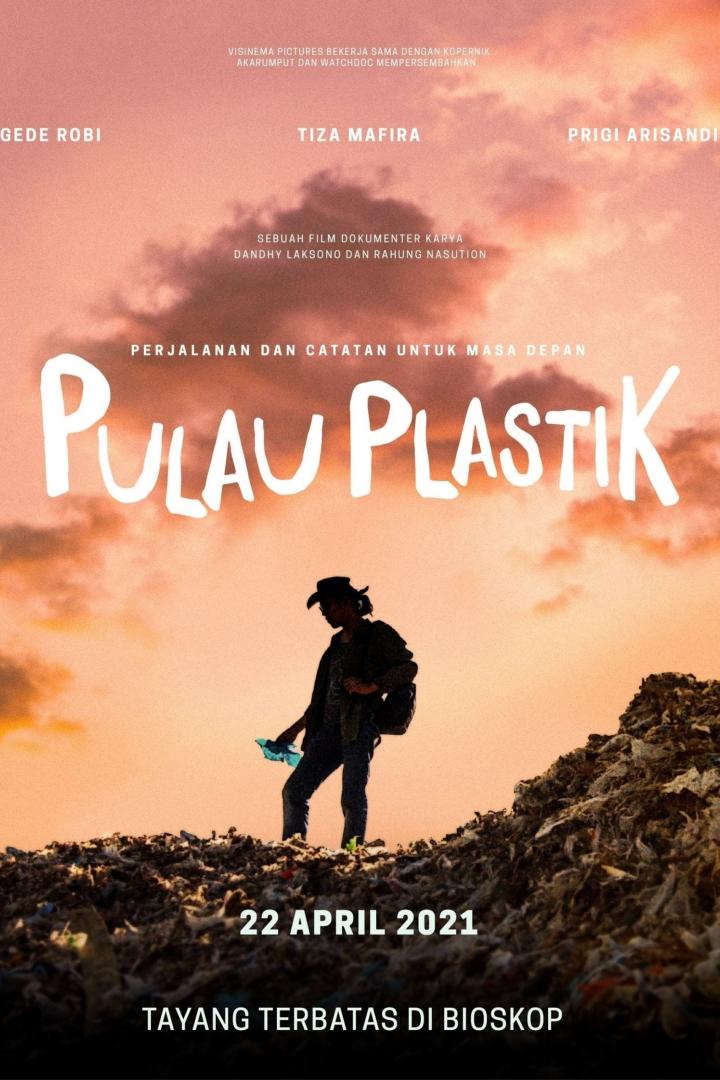 Ein Mann steht auf einem Müllberg auf dem Filmplakat zu „Pulau Plastik“.