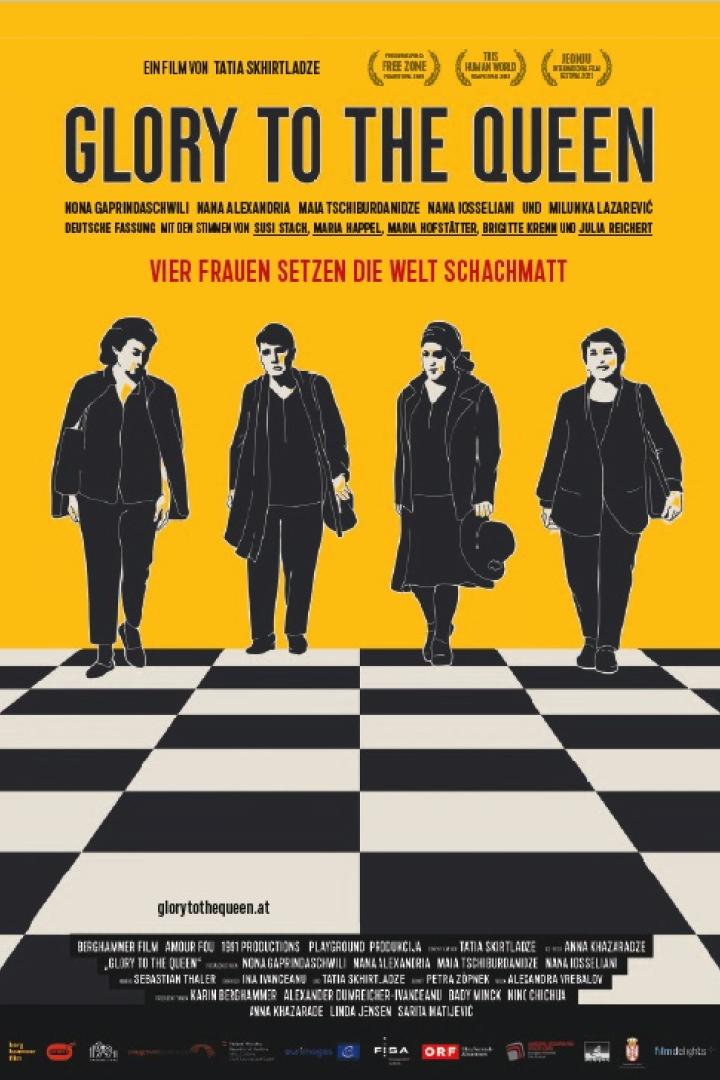 Das Filmplakat zu „Glory to the Queen“ zeigt vier Schachspielerinnen auf einem Schachbrettmuster.