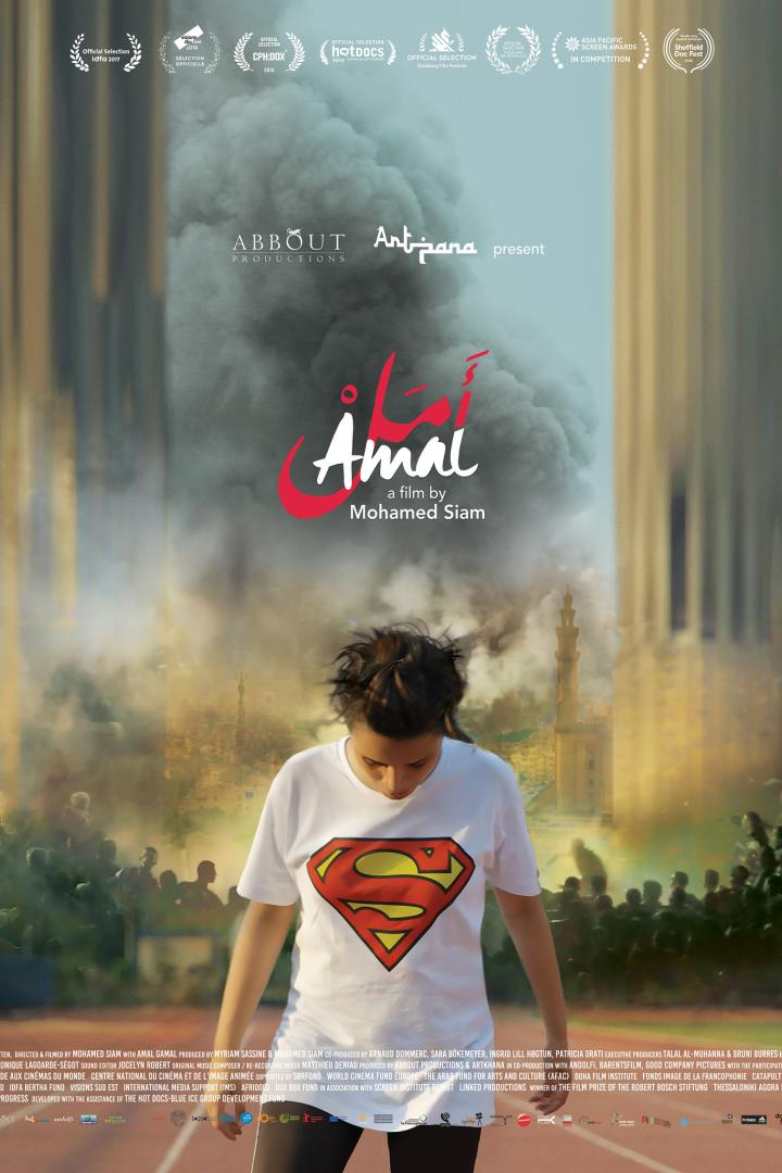 Das Filmplakat für „Amal“ zeigt eine junge Frau im Superman-T-Shirt vor einer Stadtkulisse.