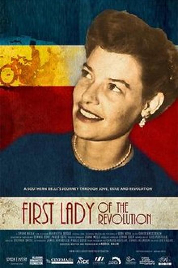 Das Filmplakat für „First Lady of the Revolution“ zeigt eine lächelnde Frau vor einer stilisierten Flagge.