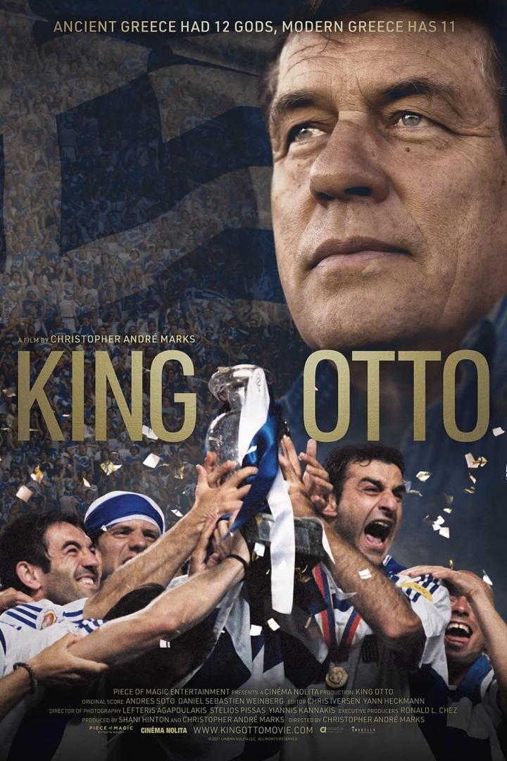 Das Filmplakat für „King Otto“ zeigt Otto Rehhagel und griechische Fußballspieler mit dem Europapokal.
