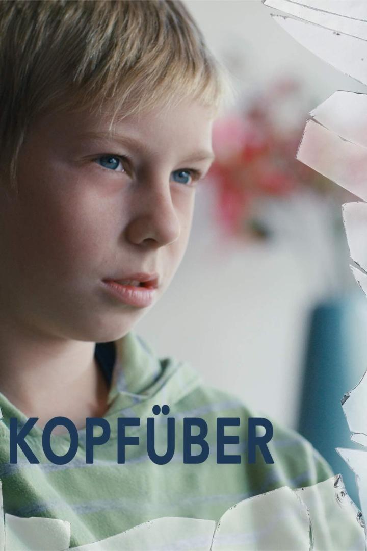 Ein blonder Junge mit blauen Augen schaut nachdenklich durch eine zerbrochene Scheibe.