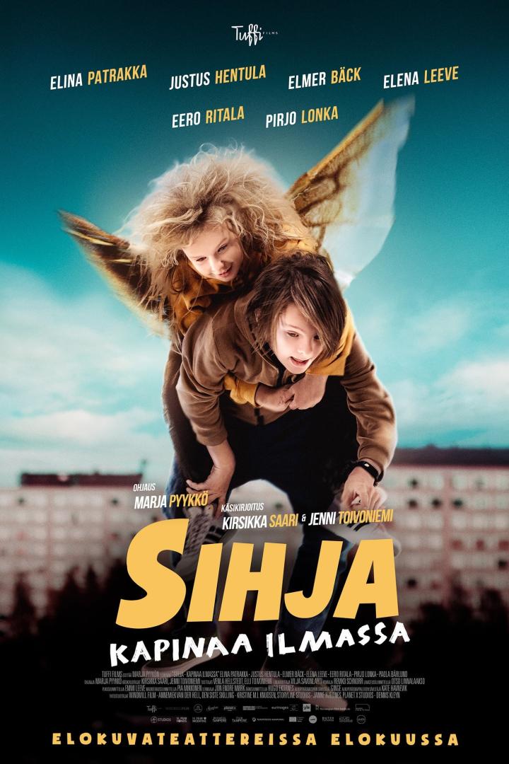 Das Filmplakat für „Sihja – Kapinaa ilmassa“ zeigt zwei Kinder, eines mit Flügeln, huckepack auf dem Rücken des anderen.