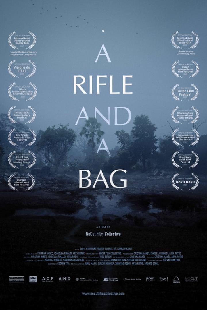Das Filmplakat für „A Rifle and a Bag“ zeigt eine neblige Landschaft und Festivalauszeichnungen.