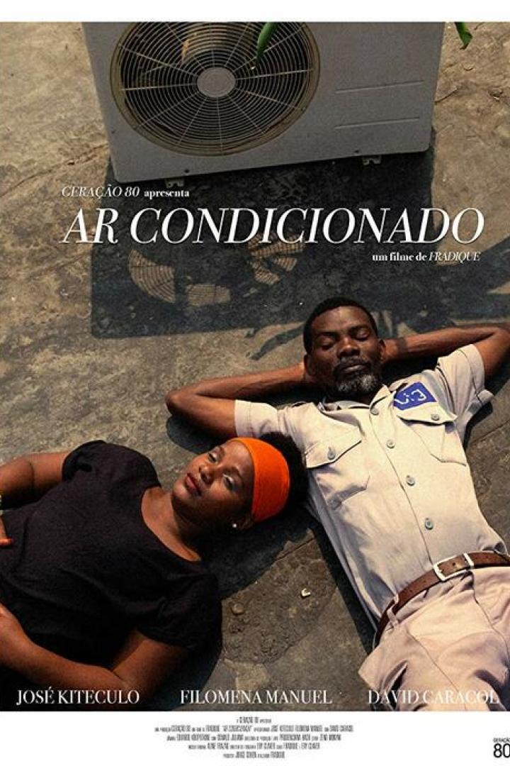 Das Filmplakat für „Ar Condicionado“ zeigt zwei Menschen, die unter einer Klimaanlage liegen.