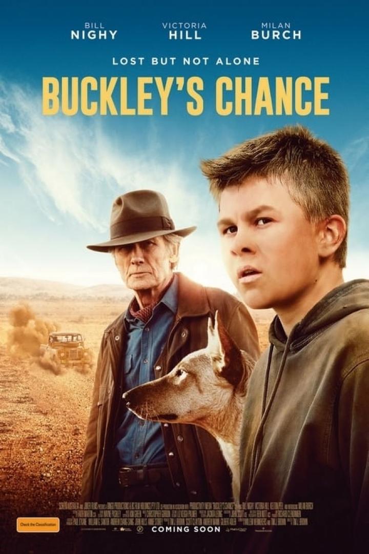 Das Filmplakat zu „Buckley's Chance“ zeigt einen Jungen, einen Mann mit Hut und einen Hund in der australischen Wüste.
