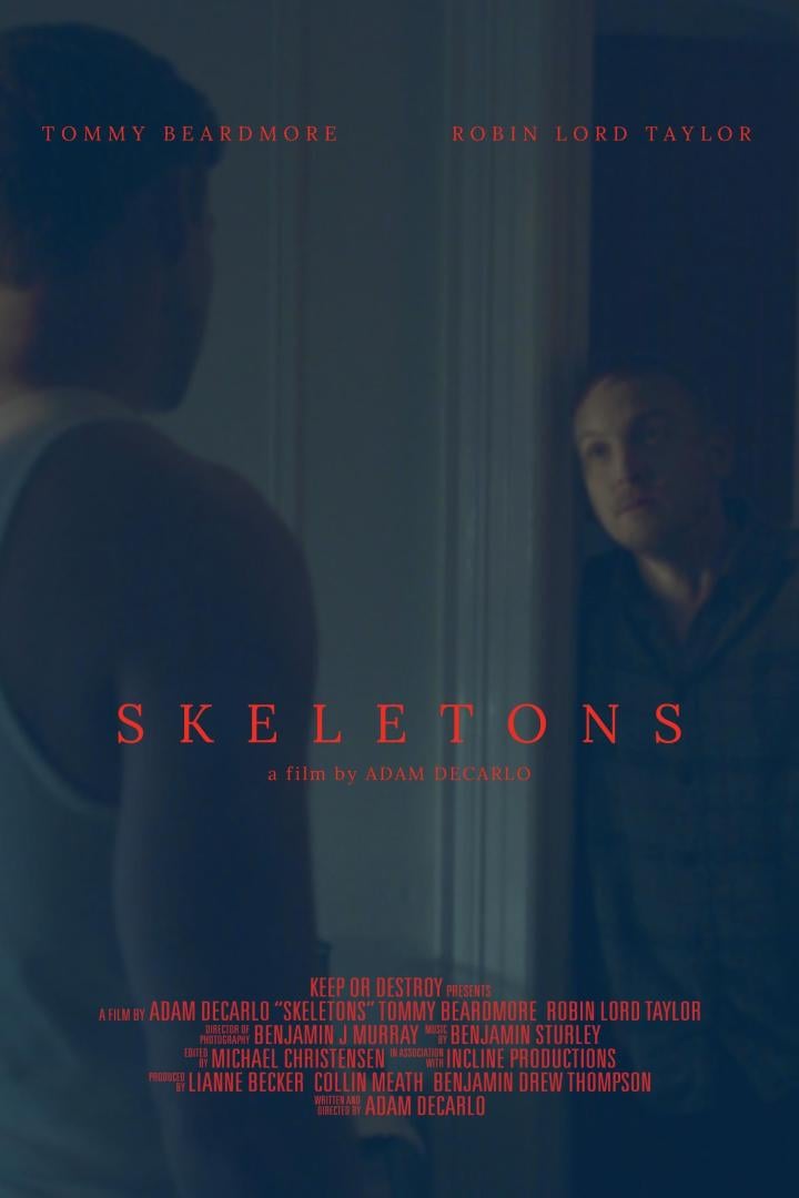 Filmplakat für „Skeletons“ mit Tommy Beardmore und Robin Lord Taylor.
