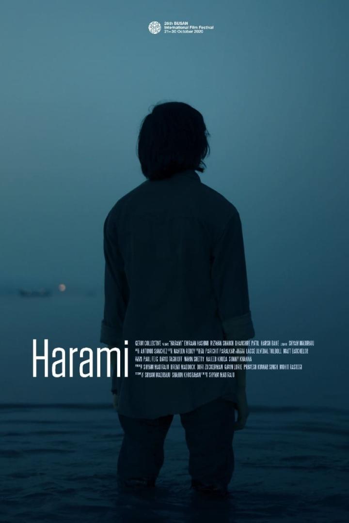 Ein Mann steht am Ufer, im Hintergrund das Filmplakat „Harami“.