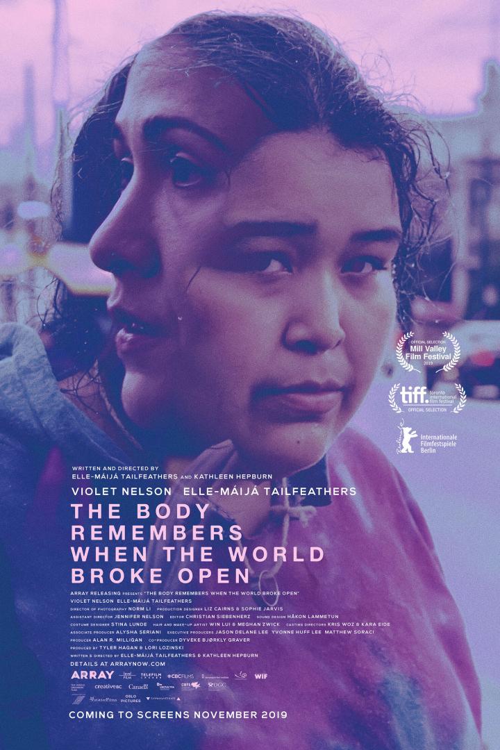 Das Filmplakat für „The Body Remembers When the World Broke Open“ zeigt zwei Frauenporträts in Violett- und Blautönen.