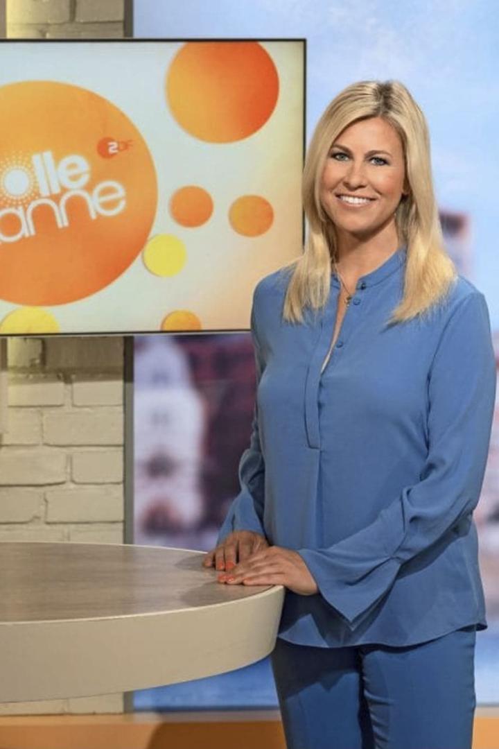 Eine blonde Frau steht im Studio der ZDF-Sendung „Volle Kanne“.