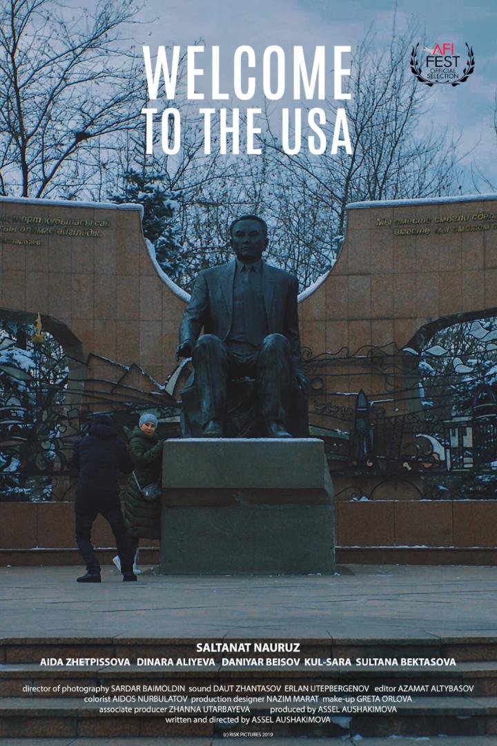 Ein Filmplakat für „Welcome to the USA“ mit einer Statue und Personen im Vordergrund.