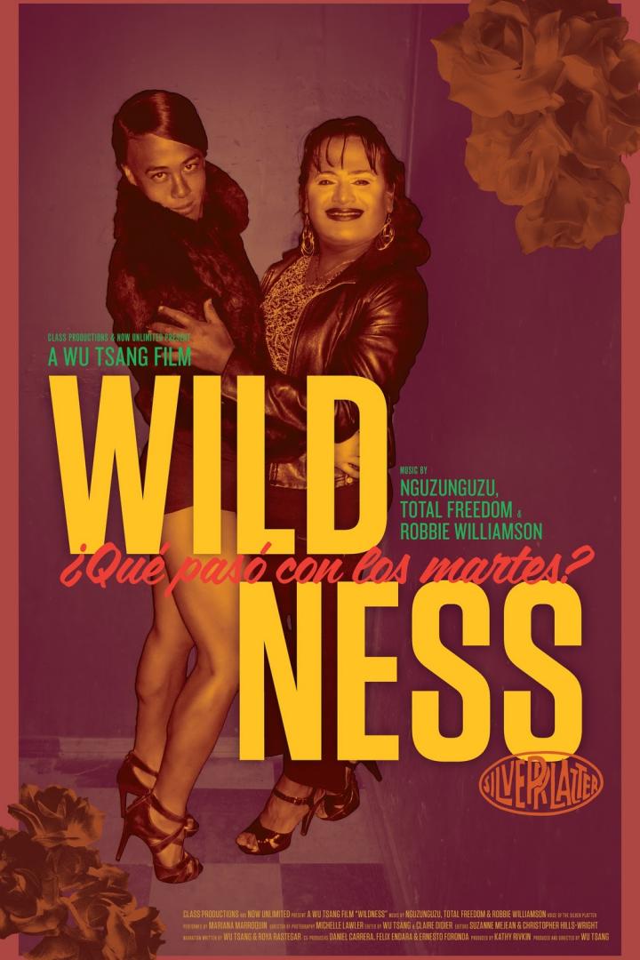 Das Filmplakat für „Wildness“ von Wu Tsang zeigt zwei Personen vor einem gelben Schriftzug.