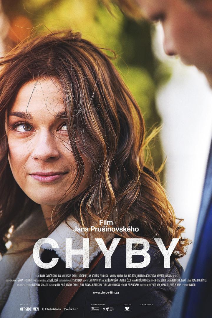 Das Filmplakat für „Chyby“ zeigt eine Frau, die jemanden liebevoll ansieht.
