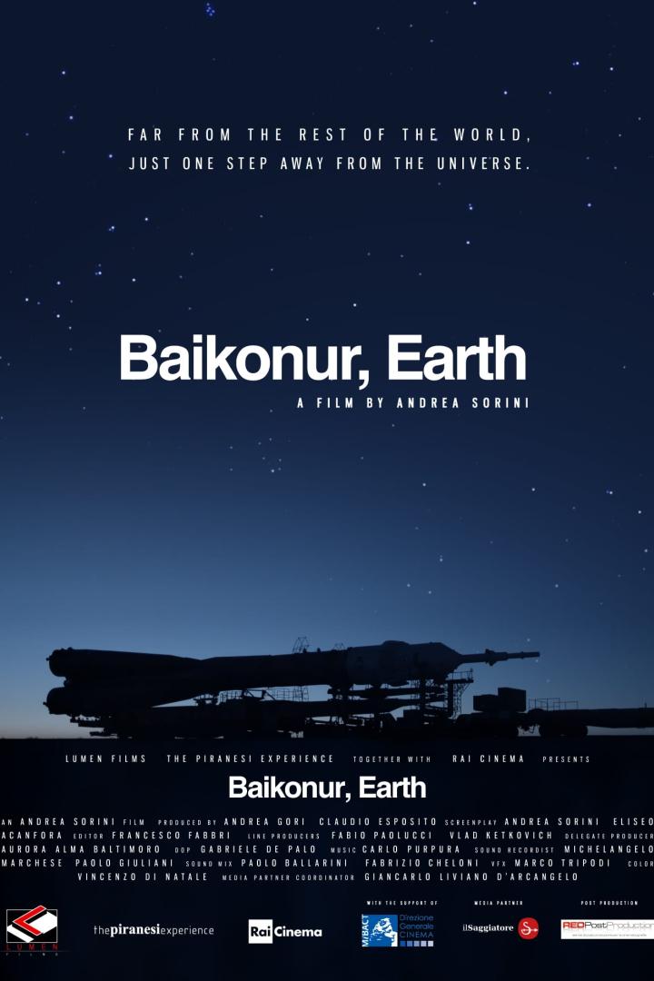 Das Filmplakat für „Baikonur, Earth“ zeigt im unteren Bereich eine Raketenstartrampe im Schatten vor einem sternenklaren Himmel.