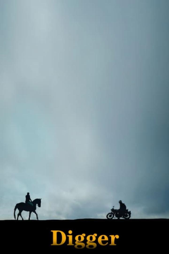 Silhouette eines Reiters auf einem Pferd und eines Motorradfahrers vor einem bewölkten Himmel.