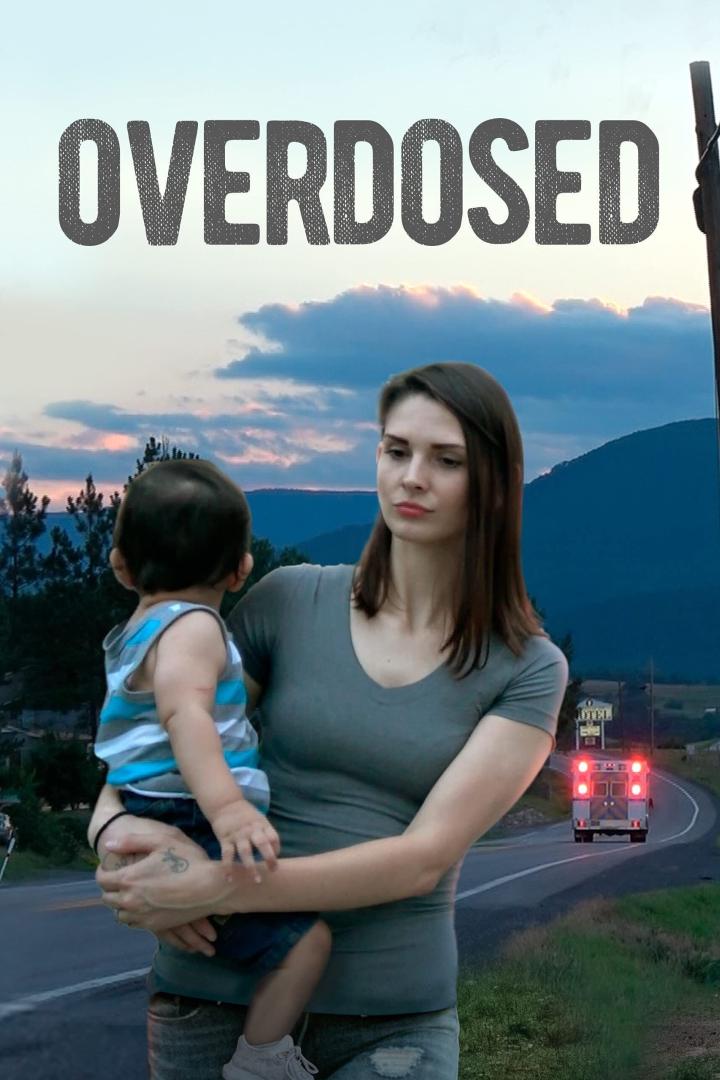 Eine Frau hält ein Kind im Arm, während ein Krankenwagen auf einer Landstraße fährt.