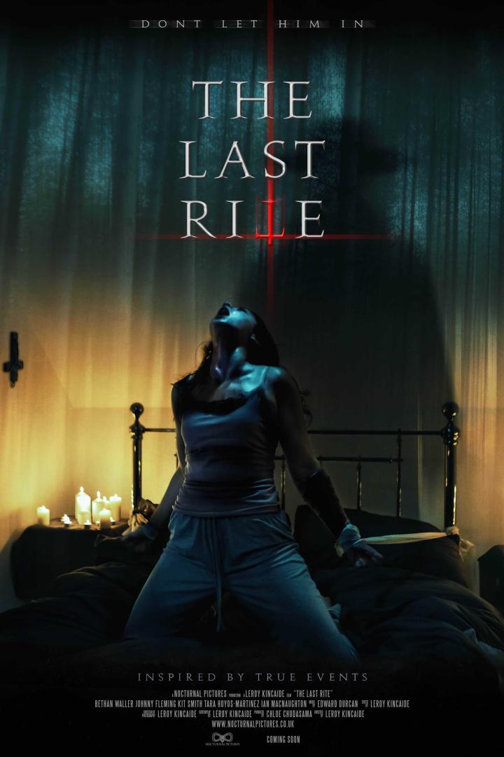 Eine gefesselte Frau kniet auf einem Bett, im Hintergrund das Filmposter für „The Last Rite“.