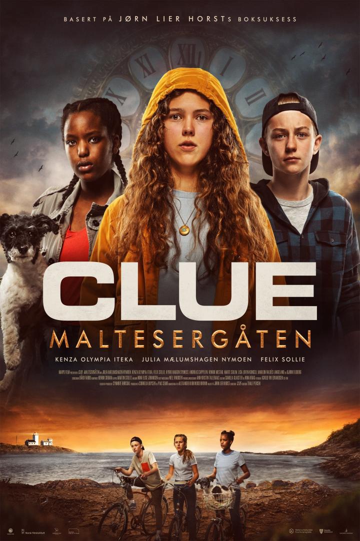 Das Filmplakat für „Clue: Maltesergåten“ zeigt drei Jugendliche und einen Hund vor einer Küstenlandschaft.