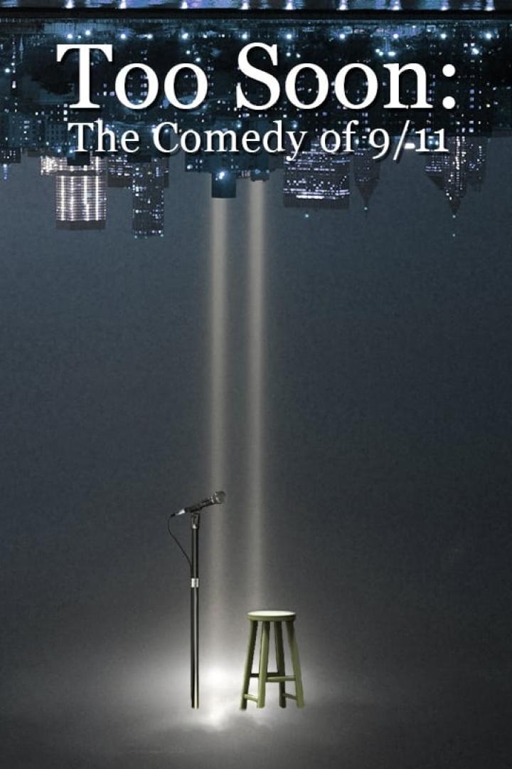 Das Filmplakat für „Too Soon: The Comedy of 9/11“ zeigt ein Mikrofon und einen Hocker vor einer Skyline.