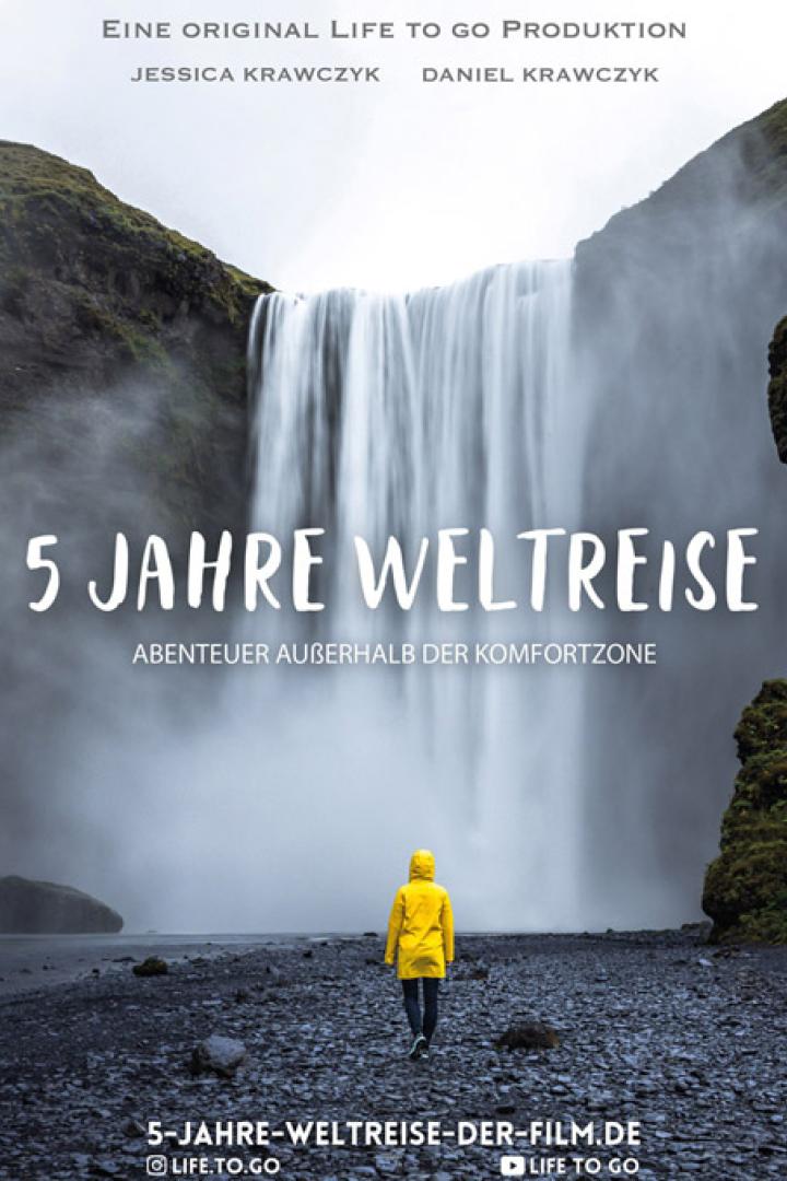Eine Person in gelber Jacke steht vor einem Wasserfall, Plakat für „5 Jahre Weltreise“.