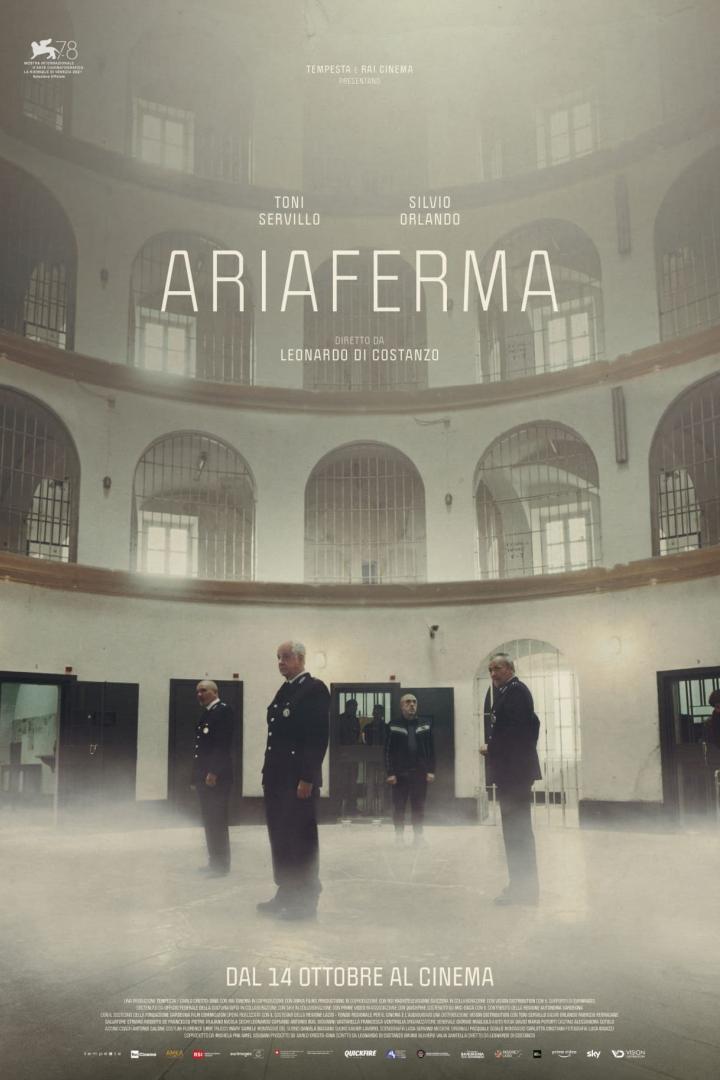 Das Filmplakat für „Ariaferma“ zeigt Toni Servillo und Silvio Orlando in einem alten Gefängnis.