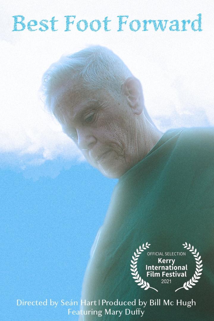 Das Filmplakat für „Best Foot Forward“ zeigt eine ältere Person vor blauem Himmel.