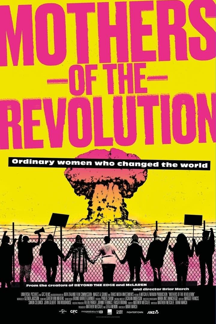 Das Filmplakat für „Mothers of the Revolution“ zeigt eine Gruppe Frauen vor einem Atompilz.